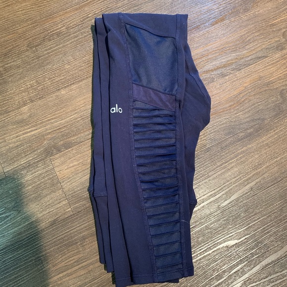 ALO 🔴 High Waisted Moto legging - Picture 7 of 9